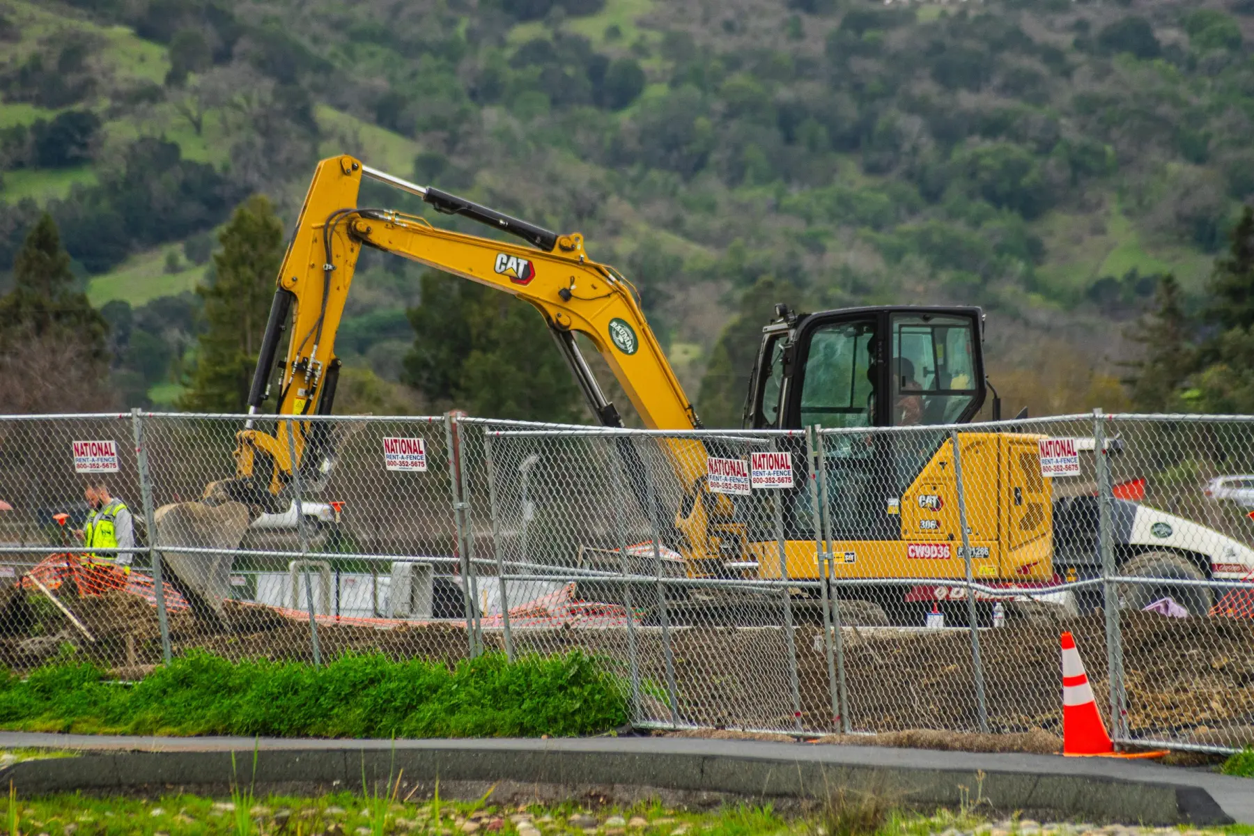 Escavadeira trabalhando em canteiro de infraestrutura